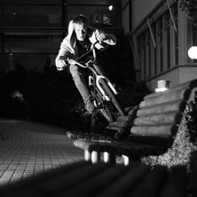 Henrik &aring;ker Wallride p&aring; en parkb&auml;nk i G&auml;vle.. Photo: Simon Lindberg. Rider: Henrik Westlund.
