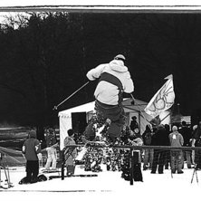 Skid&aring;kare slipar skidorna,
film gubbe filmar och. Rider: D B.