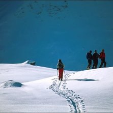 Ullis glider framemot polarna Uffe, Johan och Hele. Photo: David Elmfeldt.