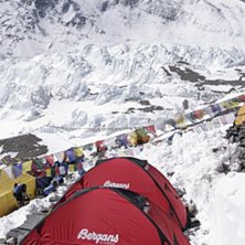 Photo: Fredrik Schenholm. Rider: 26 april. ABC p&aring; 6400 meter: V&aring;ra t&auml;lt med Mount Everests topp i bakgrunden..