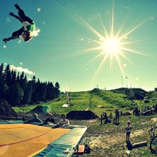 En random kille g&ouml;r sjuka grejer p&aring; en trampolin. Photo: Joel Ericsson. Rider: Ingen aning..
