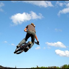 ett litet hopp som en gr&auml;vmaskin kom &aring; tog f&ouml;r . Photo: niclas olsson. Rider: johan lantz.