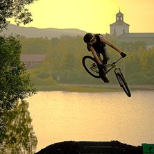 Alexander tr&auml;nar p&aring; 360 i solnedg&aring;ngen.. Photo: Kenneth Einars. Rider: Alexander B&auml;ckvall.