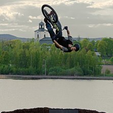 Hopptr&auml;ning i barken. Alexander g&ouml;r en barrel. Photo: Kenneth Einars. Rider: Alexander B&auml;ckvall.