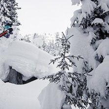 Efter en l&aring;nghelgs sn&ouml;storm med bara n&aring;gra lift. Photo: Marcus R&ouml;nne. Rider: Constatine Gasser.