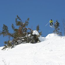 Elias hoppar l&aring;ngt. Photo: Johan S&ouml;derlund. Rider: Elias H&ouml;gberg.