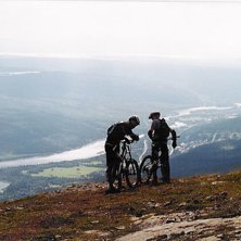 Tvillingarna Borgudd tar en paus och spanar ut &ouml;v. Photo: P&auml;r Andersson. Rider: Gustaf Borgudd &amp;amp; Edvin Borgudd.