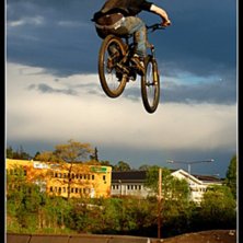Jag drar upp en r&auml;tt fin air i ett lerigt fadderb. Photo: Henrik Kjellman. Rider: Frans Nord&eacute;n.