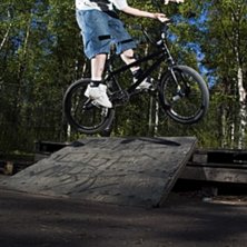 roterar ett halv varv samtidigt som styret snurrar. Photo: Lucas Nilsson. Rider: Jag..
