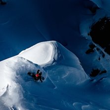 Cody Bramwell p&aring; gr&auml;nsen mellan skugga och sol i. Photo: Axel Adolfsson.